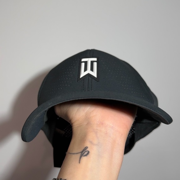 Nike Tiger Woods Heritage86 Golf Hat Black TW Logo Perforated Cap Mens M/L - Picture 2 of 8